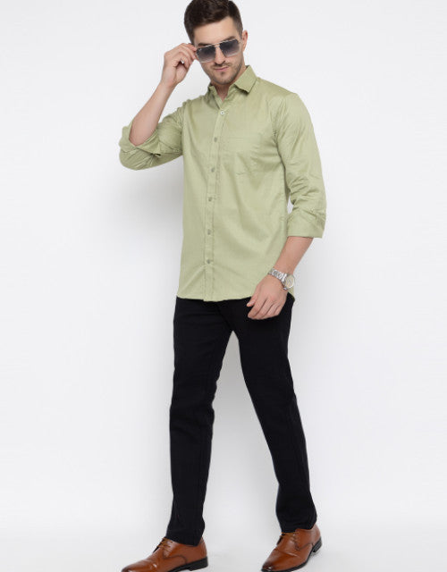 Men Regular Fit Solid Spread Collar Casual Shirt